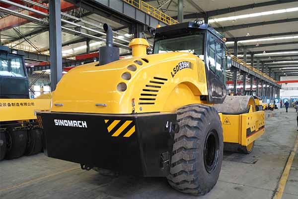 大型<a href='http://www.alleventpro.com' target='_blank'>壓路機(jī)</a>