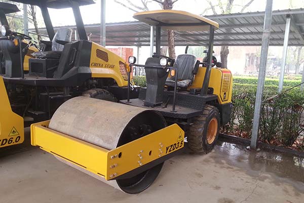 洛建4噸壓路機(jī) 洛建4噸壓路機(jī)